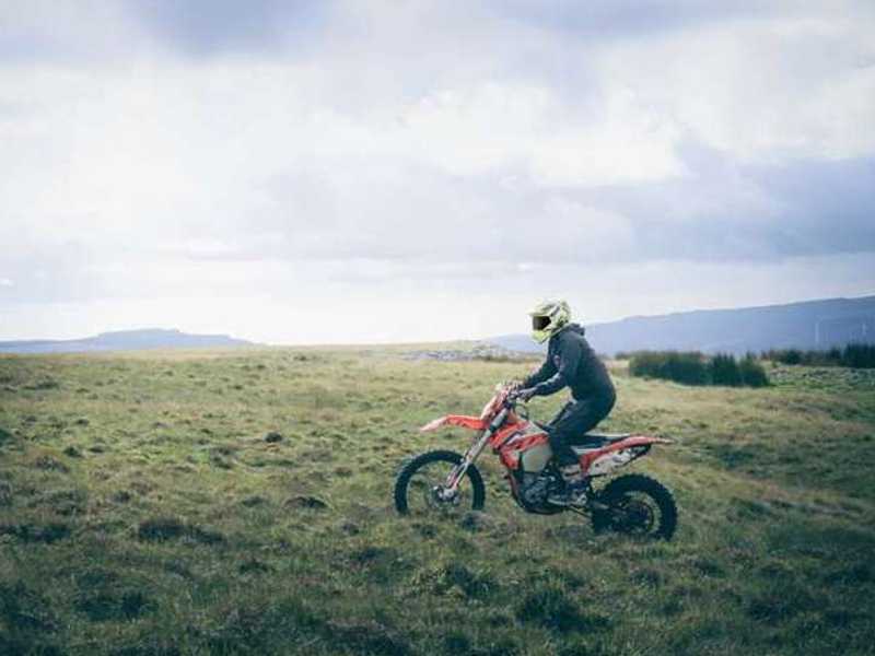 Enduro-Helme sind zuverlässig vor tiefstehender Sonne, hochgewirbelten Steinen und Schmutz.